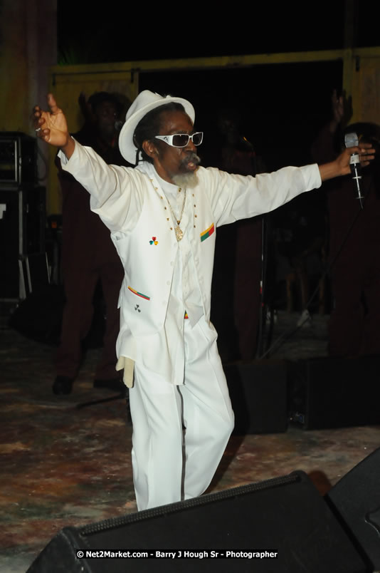 Bunny Wailer & King Yellowman at Bourbon Beach - Monday, February 25, 2008 - Bourbin Beach Restaurant, Bar, Oceanfront Accommodatioins, Live Reggae Music & Disco, Norman Manley Boulevard, Negril, Westmoreland, Jamaica W.I. - Photographs by Net2Market.com - Barry J. Hough Sr, Photographer - Negril Travel Guide, Negril Jamaica WI - http://www.negriltravelguide.com - info@negriltravelguide.com...!