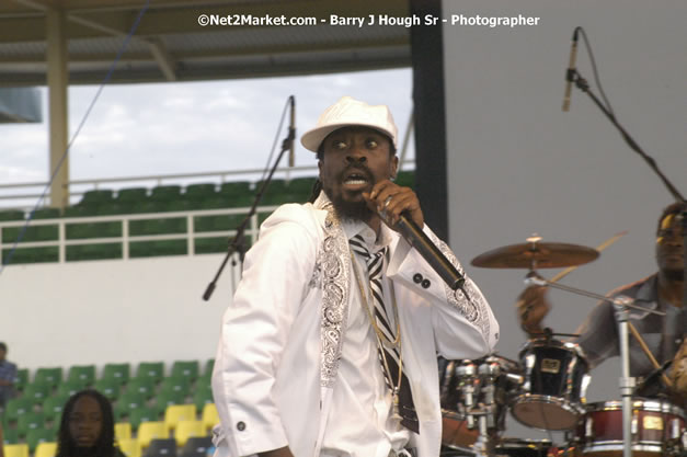 Beenie Man - Cure Fest 2007 - Longing For Concert at Trelawny Multi Purpose Stadium, Trelawny, Jamaica - Sunday, October 14, 2007 - Cure Fest 2007 October 12th-14th, 2007 Presented by Danger Promotions, Iyah Cure Promotions, and Brass Gate Promotions - Alison Young, Publicist - Photographs by Net2Market.com - Barry J. Hough Sr, Photographer - Negril Travel Guide, Negril Jamaica WI - http://www.negriltravelguide.com - info@negriltravelguide.com...!