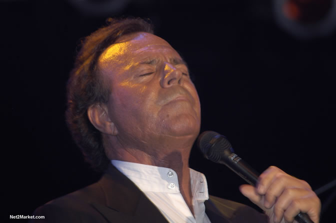 Julio Iglesias - Air Jamaica Jazz & Blues 2005 - The Art Of Music - Cinnamon Hill Golf Course, Rose Hall, Montego Bay - Negril Travel Guide, Negril Jamaica WI - http://www.negriltravelguide.com - info@negriltravelguide.com...!