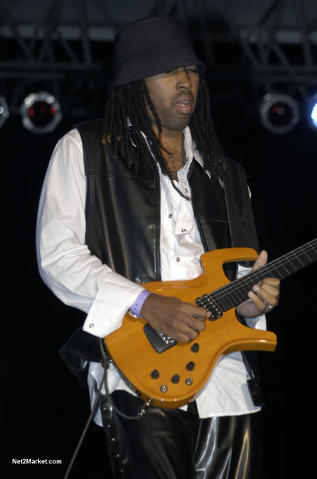 Performances - Air Jamaica Jazz & Blues 2005 - The Art Of Music - Cinnamon Hill Golf Course, Rose Hall, Montego Bay - Negril Travel Guide, Negril Jamaica WI - http://www.negriltravelguide.com - info@negriltravelguide.com...!