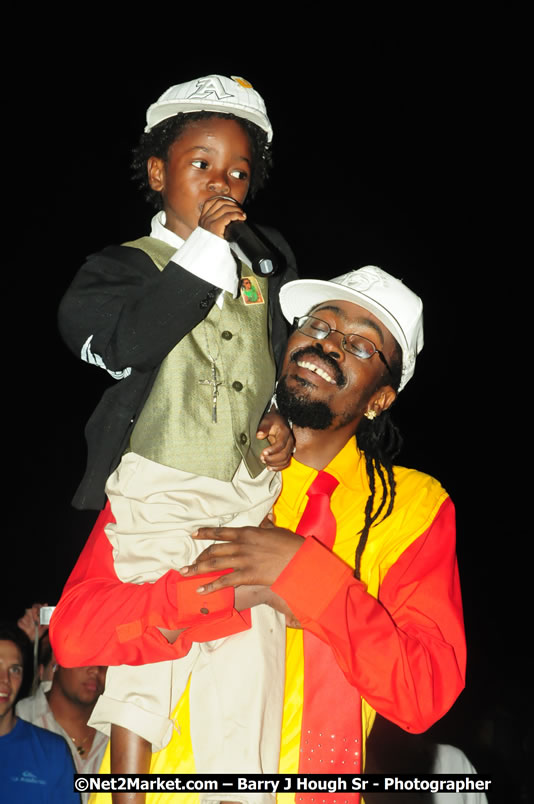 Beenie Man - Live in Concert, plus Hiyah Grade Band @ The Sunset Show @ Negril Escape Resort and Spa, Tuesday, February 3, 2009 - Live Reggae Music at Negril Escape - Tuesday Nights 6:00PM to 10:00 PM - One Love Drive, West End, Negril, Westmoreland, Jamaica W.I. - Photographs by Net2Market.com - Barry J. Hough Sr, Photographer/Photojournalist - The Negril Travel Guide - Negril's and Jamaica's Number One Concert Photography Web Site with over 40,000 Jamaican Concert photographs Published -  Negril Travel Guide, Negril Jamaica WI - http://www.negriltravelguide.com - info@negriltravelguide.com...!