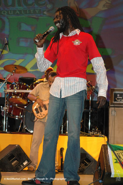 Buju Banton @ Tru-Juice Rebel Salute 2007 - Saturday, January 13, 2007, Port Kaiser Sports Club, St. Elizabeth - Negril Travel Guide, Negril Jamaica WI - http://www.negriltravelguide.com - info@negriltravelguide.com...!