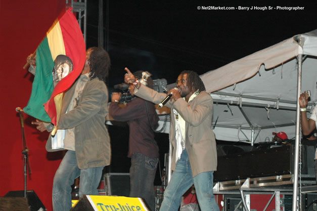 Lutan Fyah @ Tru-Juice Rebel Salute 2007 - Saturday, January 13, 2007, Port Kaiser Sports Club, St. Elizabeth - Negril Travel Guide, Negril Jamaica WI - http://www.negriltravelguide.com - info@negriltravelguide.com...!