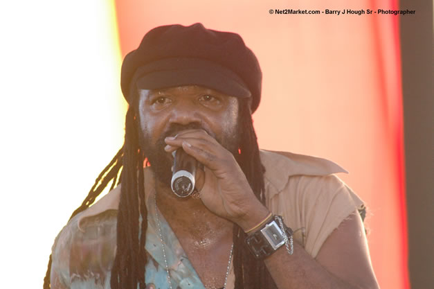 Tony Rebel Closing Tru-Juice Rebel Salute 2007 - Saturday, January 13, 2007, Port Kaiser Sports Club, St. Elizabeth - Negril Travel Guide, Negril Jamaica WI - http://www.negriltravelguide.com - info@negriltravelguide.com...!