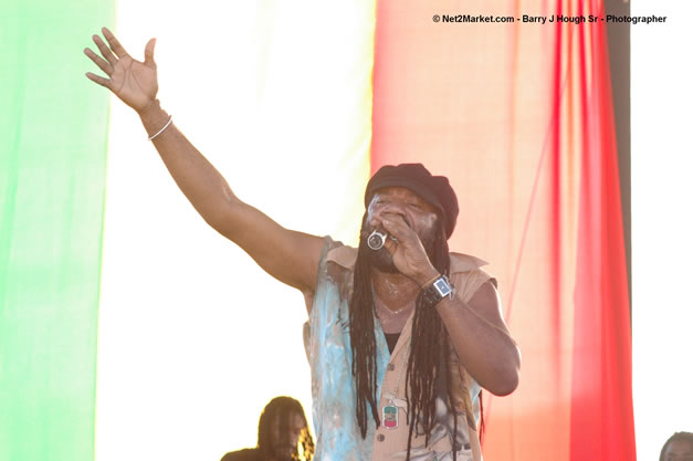 Tony Rebel Closing Tru-Juice Rebel Salute 2007 - Saturday, January 13, 2007, Port Kaiser Sports Club, St. Elizabeth - Negril Travel Guide, Negril Jamaica WI - http://www.negriltravelguide.com - info@negriltravelguide.com...!