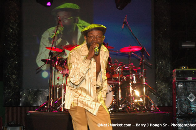 Beres Hammond - Red Stripe Reggae Sumfest 2007 - Zenith - Saturday, July 21, 2007 - Catherine Hall, Montego Bay, St James, Jamaica W.I. - Negril Travel Guide, Negril Jamaica WI - http://www.negriltravelguide.com - info@negriltravelguide.com...!