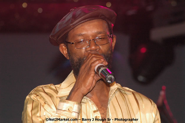 Beres Hammond - Red Stripe Reggae Sumfest 2007 - Zenith - Saturday, July 21, 2007 - Catherine Hall, Montego Bay, St James, Jamaica W.I. - Negril Travel Guide, Negril Jamaica WI - http://www.negriltravelguide.com - info@negriltravelguide.com...!