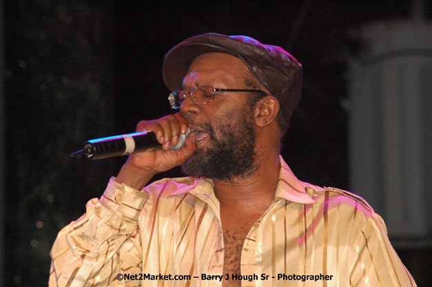 Beres Hammond - Red Stripe Reggae Sumfest 2007 - Zenith - Saturday, July 21, 2007 - Catherine Hall, Montego Bay, St James, Jamaica W.I. - Negril Travel Guide, Negril Jamaica WI - http://www.negriltravelguide.com - info@negriltravelguide.com...!