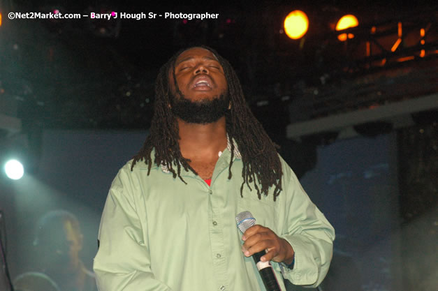 Dwayne Stephenson - Red Stripe Reggae Sumfest 2007 - Zenith - Saturday, July 21, 2007 - Catherine Hall, Montego Bay, St James, Jamaica W.I. - Negril Travel Guide, Negril Jamaica WI - http://www.negriltravelguide.com - info@negriltravelguide.com...!