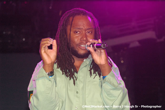 Dwayne Stephenson - Red Stripe Reggae Sumfest 2007 - Zenith - Saturday, July 21, 2007 - Catherine Hall, Montego Bay, St James, Jamaica W.I. - Negril Travel Guide, Negril Jamaica WI - http://www.negriltravelguide.com - info@negriltravelguide.com...!