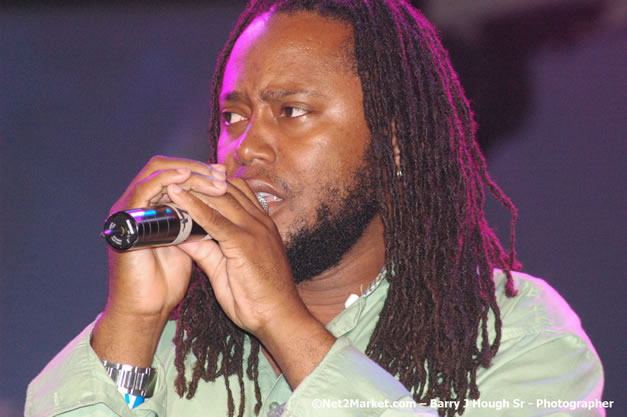 Dwayne Stephenson - Red Stripe Reggae Sumfest 2007 - Zenith - Saturday, July 21, 2007 - Catherine Hall, Montego Bay, St James, Jamaica W.I. - Negril Travel Guide, Negril Jamaica WI - http://www.negriltravelguide.com - info@negriltravelguide.com...!