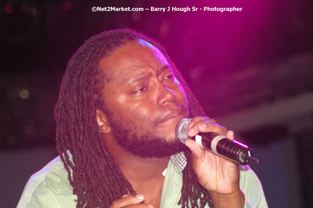 Dwayne Stephenson - Red Stripe Reggae Sumfest 2007 - Zenith - Saturday, July 21, 2007 - Catherine Hall, Montego Bay, St James, Jamaica W.I. - Negril Travel Guide, Negril Jamaica WI - http://www.negriltravelguide.com - info@negriltravelguide.com...!