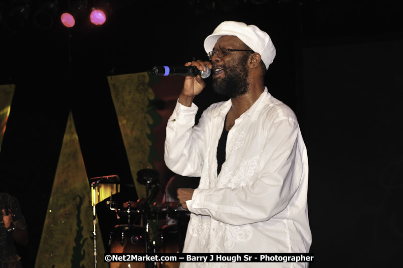 Beres Hammond @ Red Stripe Reggae Sumfest 2008 International Night 2, Catherine Hall, Montego Bay - Saturday, July 19, 2008 - Reggae Sumfest 2008 July 13 - July 19, 2008 - Photographs by Net2Market.com - Barry J. Hough Sr. Photojournalist/Photograper - Photographs taken with a Nikon D300 - Negril Travel Guide, Negril Jamaica WI - http://www.negriltravelguide.com - info@negriltravelguide.com...!