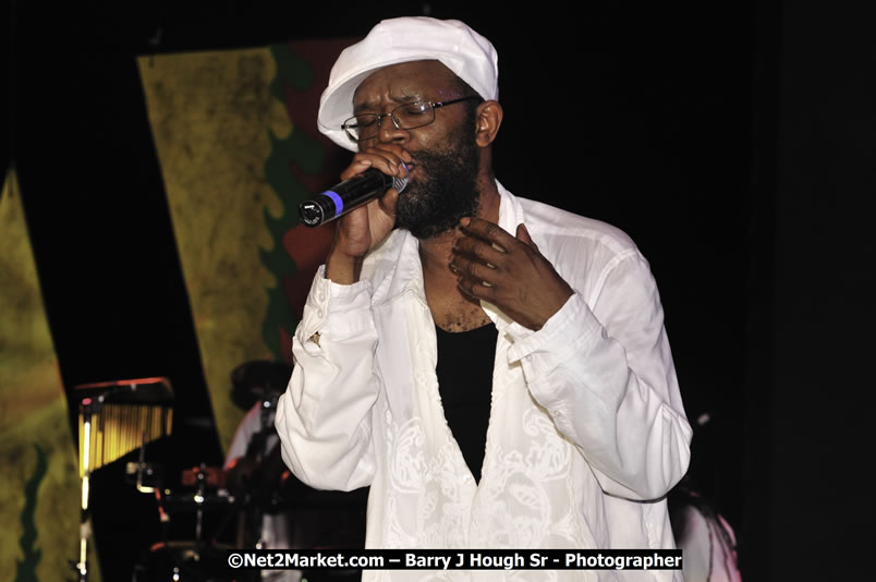 Beres Hammond @ Red Stripe Reggae Sumfest 2008 International Night 2, Catherine Hall, Montego Bay - Saturday, July 19, 2008 - Reggae Sumfest 2008 July 13 - July 19, 2008 - Photographs by Net2Market.com - Barry J. Hough Sr. Photojournalist/Photograper - Photographs taken with a Nikon D300 - Negril Travel Guide, Negril Jamaica WI - http://www.negriltravelguide.com - info@negriltravelguide.com...!