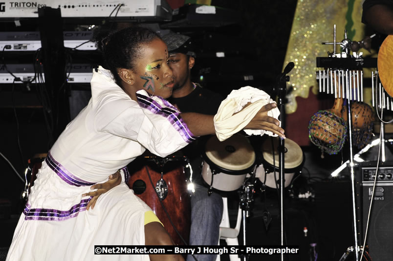 Etana @ Red Stripe Reggae Sumfest 2008 International Night 2, Catherine Hall, Montego Bay - Saturday, July 19, 2008 - Reggae Sumfest 2008 July 13 - July 19, 2008 - Photographs by Net2Market.com - Barry J. Hough Sr. Photojournalist/Photograper - Photographs taken with a Nikon D300 - Negril Travel Guide, Negril Jamaica WI - http://www.negriltravelguide.com - info@negriltravelguide.com...!