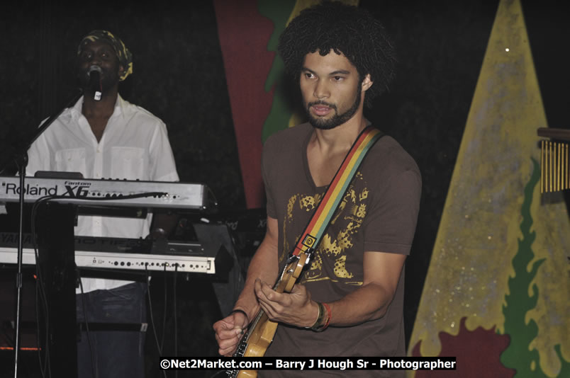 Rootz Underground @ Red Stripe Reggae Sumfest 2008 International Night 2, Catherine Hall, Montego Bay - Saturday, July 19, 2008 - Reggae Sumfest 2008 July 13 - July 19, 2008 - Photographs by Net2Market.com - Barry J. Hough Sr. Photojournalist/Photograper - Photographs taken with a Nikon D300 - Negril Travel Guide, Negril Jamaica WI - http://www.negriltravelguide.com - info@negriltravelguide.com...!