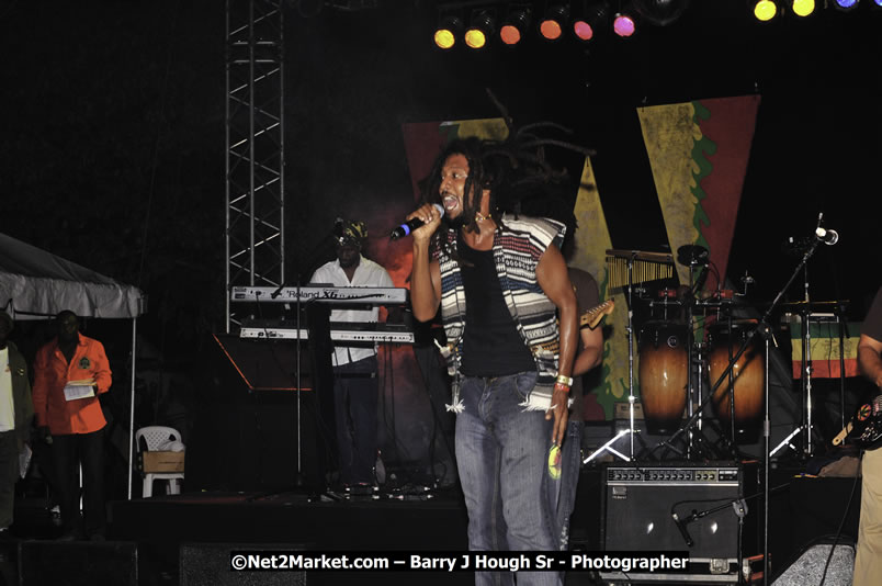 Rootz Underground @ Red Stripe Reggae Sumfest 2008 International Night 2, Catherine Hall, Montego Bay - Saturday, July 19, 2008 - Reggae Sumfest 2008 July 13 - July 19, 2008 - Photographs by Net2Market.com - Barry J. Hough Sr. Photojournalist/Photograper - Photographs taken with a Nikon D300 - Negril Travel Guide, Negril Jamaica WI - http://www.negriltravelguide.com - info@negriltravelguide.com...!