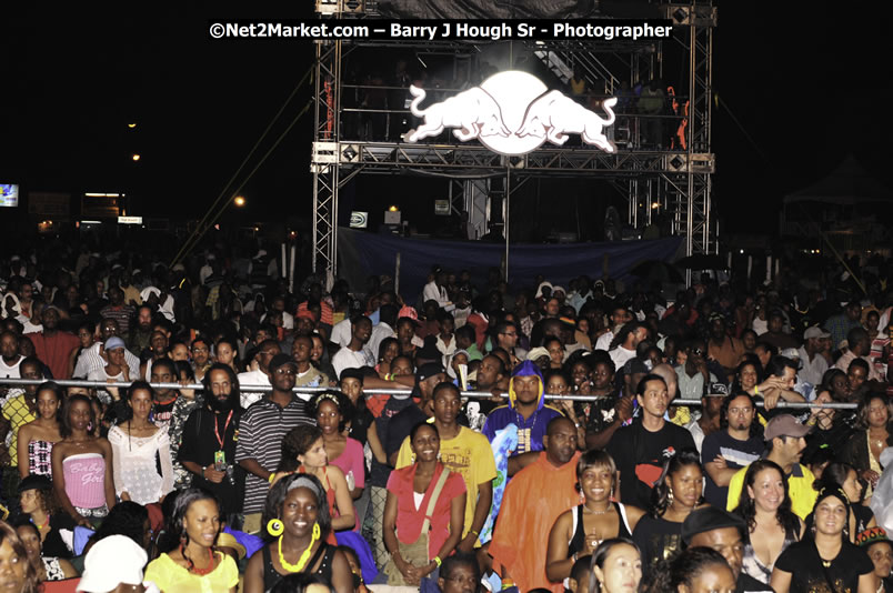 T - Pain @ Red Stripe Reggae Sumfest 2008 International Night 2, Catherine Hall, Montego Bay - Saturday, July 19, 2008 - Reggae Sumfest 2008 July 13 - July 19, 2008 - Photographs by Net2Market.com - Barry J. Hough Sr. Photojournalist/Photograper - Photographs taken with a Nikon D300 - Negril Travel Guide, Negril Jamaica WI - http://www.negriltravelguide.com - info@negriltravelguide.com...!