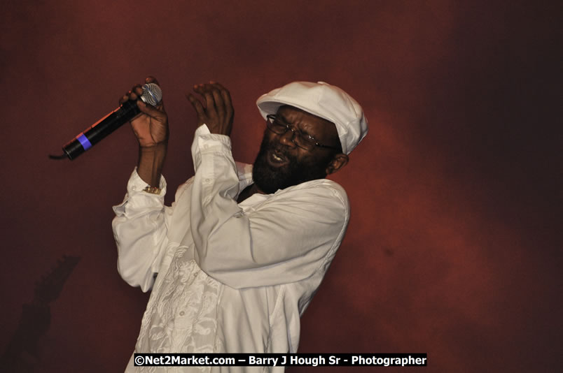 Beres Hammond @ Reggae Sumfest 2008 International Night 2, Catherine Hall, Montego Bay - Saturday, July 19, 2008 - Reggae Sumfest 2008 July 13 - July 19, 2008 - Photographs by Net2Market.com - Barry J. Hough Sr. Photojournalist/Photograper - Photographs taken with a Nikon D300 - Negril Travel Guide, Negril Jamaica WI - http://www.negriltravelguide.com - info@negriltravelguide.com...!