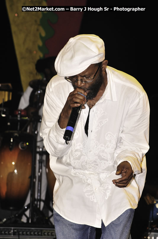 Beres Hammond @ Reggae Sumfest 2008 International Night 2, Catherine Hall, Montego Bay - Saturday, July 19, 2008 - Reggae Sumfest 2008 July 13 - July 19, 2008 - Photographs by Net2Market.com - Barry J. Hough Sr. Photojournalist/Photograper - Photographs taken with a Nikon D300 - Negril Travel Guide, Negril Jamaica WI - http://www.negriltravelguide.com - info@negriltravelguide.com...!