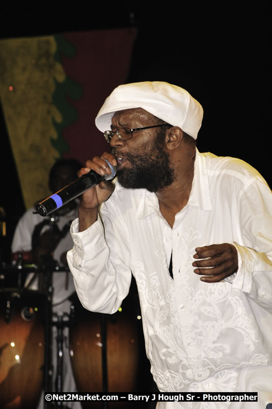 Beres Hammond @ Reggae Sumfest 2008 International Night 2, Catherine Hall, Montego Bay - Saturday, July 19, 2008 - Reggae Sumfest 2008 July 13 - July 19, 2008 - Photographs by Net2Market.com - Barry J. Hough Sr. Photojournalist/Photograper - Photographs taken with a Nikon D300 - Negril Travel Guide, Negril Jamaica WI - http://www.negriltravelguide.com - info@negriltravelguide.com...!