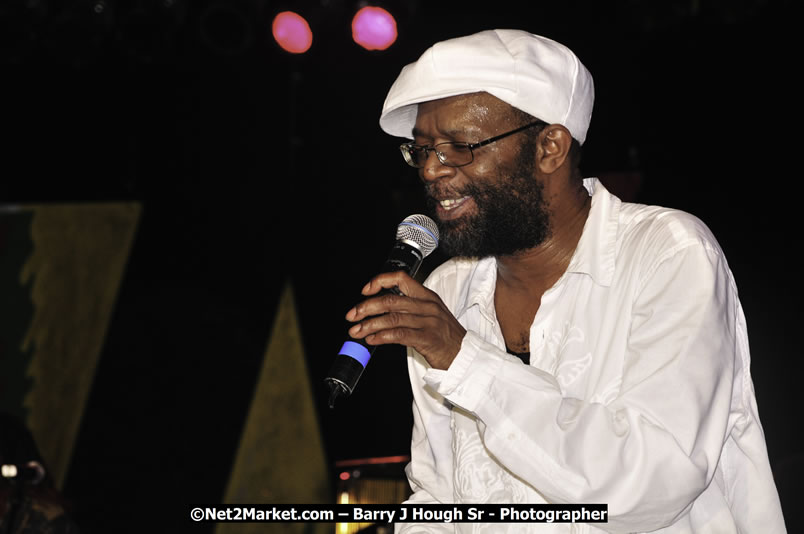 Beres Hammond @ Reggae Sumfest 2008 International Night 2, Catherine Hall, Montego Bay - Saturday, July 19, 2008 - Reggae Sumfest 2008 July 13 - July 19, 2008 - Photographs by Net2Market.com - Barry J. Hough Sr. Photojournalist/Photograper - Photographs taken with a Nikon D300 - Negril Travel Guide, Negril Jamaica WI - http://www.negriltravelguide.com - info@negriltravelguide.com...!