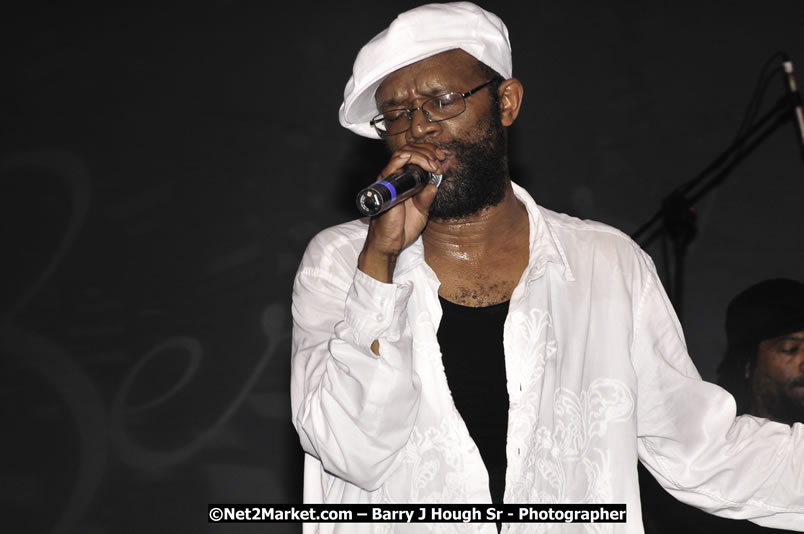 Beres Hammond @ Reggae Sumfest 2008 International Night 2, Catherine Hall, Montego Bay - Saturday, July 19, 2008 - Reggae Sumfest 2008 July 13 - July 19, 2008 - Photographs by Net2Market.com - Barry J. Hough Sr. Photojournalist/Photograper - Photographs taken with a Nikon D300 - Negril Travel Guide, Negril Jamaica WI - http://www.negriltravelguide.com - info@negriltravelguide.com...!