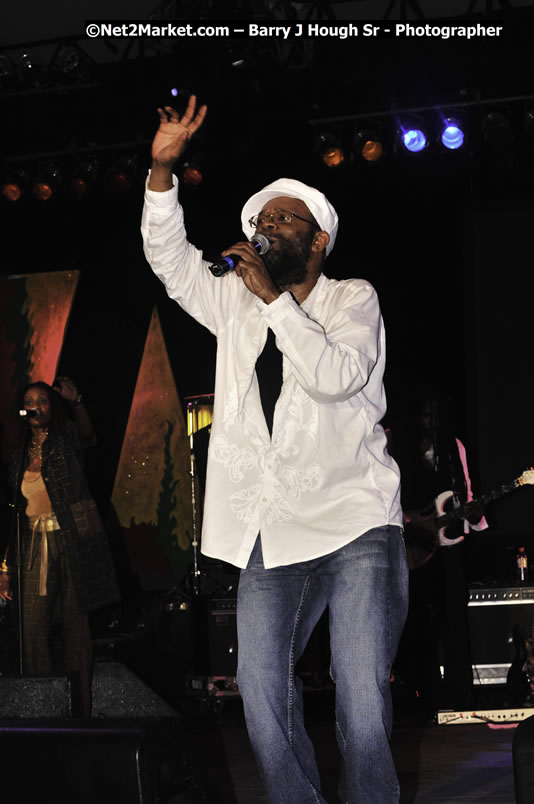 Beres Hammond @ Reggae Sumfest 2008 International Night 2, Catherine Hall, Montego Bay - Saturday, July 19, 2008 - Reggae Sumfest 2008 July 13 - July 19, 2008 - Photographs by Net2Market.com - Barry J. Hough Sr. Photojournalist/Photograper - Photographs taken with a Nikon D300 - Negril Travel Guide, Negril Jamaica WI - http://www.negriltravelguide.com - info@negriltravelguide.com...!