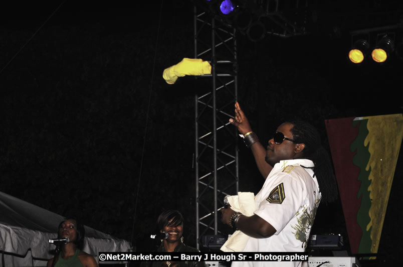 Bonafide @ Reggae Sumfest 2008 International Night 2, Catherine Hall, Montego Bay - Saturday, July 19, 2008 - Reggae Sumfest 2008 July 13 - July 19, 2008 - Photographs by Net2Market.com - Barry J. Hough Sr. Photojournalist/Photograper - Photographs taken with a Nikon D300 - Negril Travel Guide, Negril Jamaica WI - http://www.negriltravelguide.com - info@negriltravelguide.com...!