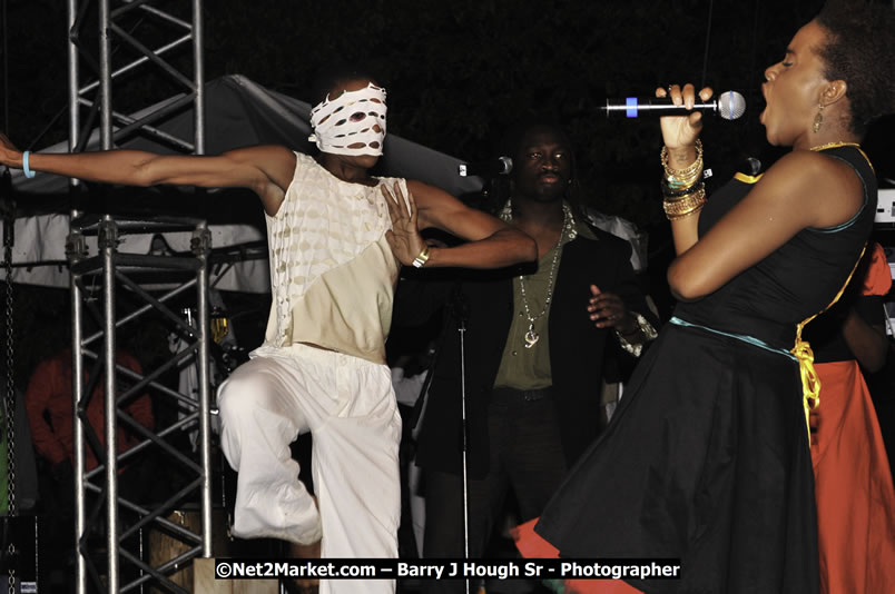 Etana @ Reggae Sumfest 2008 International Night 2, Catherine Hall, Montego Bay - Saturday, July 19, 2008 - Reggae Sumfest 2008 July 13 - July 19, 2008 - Photographs by Net2Market.com - Barry J. Hough Sr. Photojournalist/Photograper - Photographs taken with a Nikon D300 - Negril Travel Guide, Negril Jamaica WI - http://www.negriltravelguide.com - info@negriltravelguide.com...!