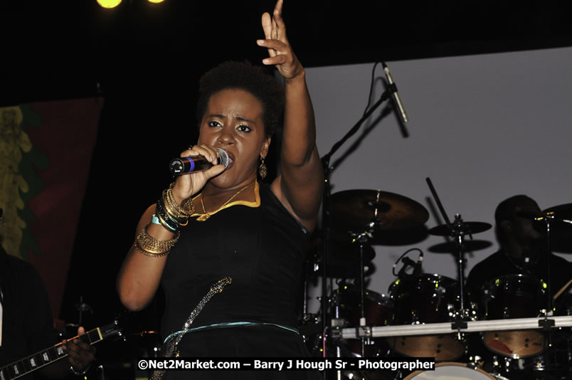 Etana @ Reggae Sumfest 2008 International Night 2, Catherine Hall, Montego Bay - Saturday, July 19, 2008 - Reggae Sumfest 2008 July 13 - July 19, 2008 - Photographs by Net2Market.com - Barry J. Hough Sr. Photojournalist/Photograper - Photographs taken with a Nikon D300 - Negril Travel Guide, Negril Jamaica WI - http://www.negriltravelguide.com - info@negriltravelguide.com...!