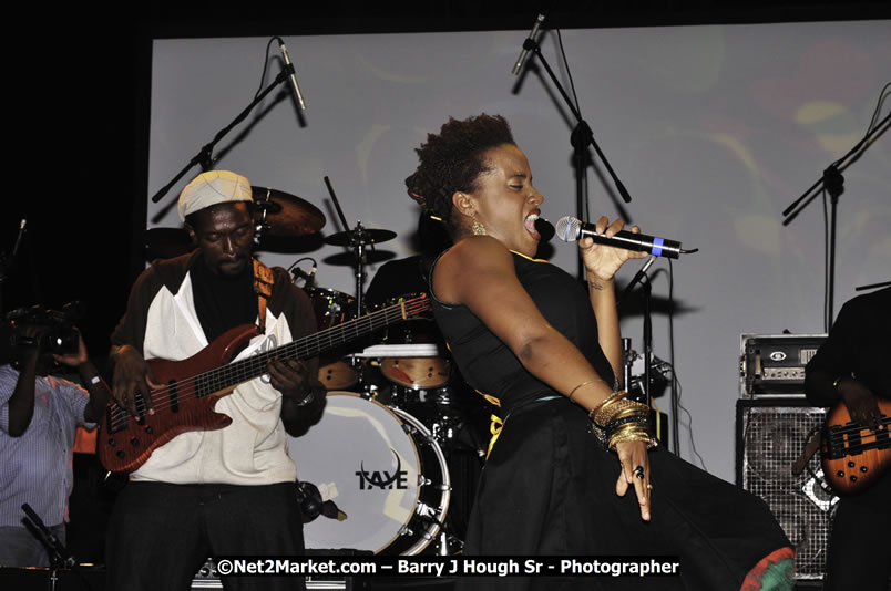 Etana @ Reggae Sumfest 2008 International Night 2, Catherine Hall, Montego Bay - Saturday, July 19, 2008 - Reggae Sumfest 2008 July 13 - July 19, 2008 - Photographs by Net2Market.com - Barry J. Hough Sr. Photojournalist/Photograper - Photographs taken with a Nikon D300 - Negril Travel Guide, Negril Jamaica WI - http://www.negriltravelguide.com - info@negriltravelguide.com...!