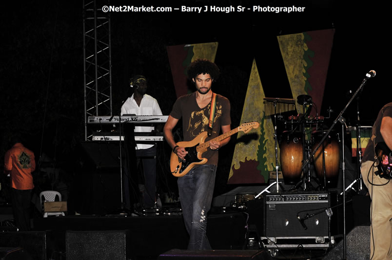 Rootz Underground @ Reggae Sumfest 2008 International Night 2, Catherine Hall, Montego Bay - Saturday, July 19, 2008 - Reggae Sumfest 2008 July 13 - July 19, 2008 - Photographs by Net2Market.com - Barry J. Hough Sr. Photojournalist/Photograper - Photographs taken with a Nikon D300 - Negril Travel Guide, Negril Jamaica WI - http://www.negriltravelguide.com - info@negriltravelguide.com...!