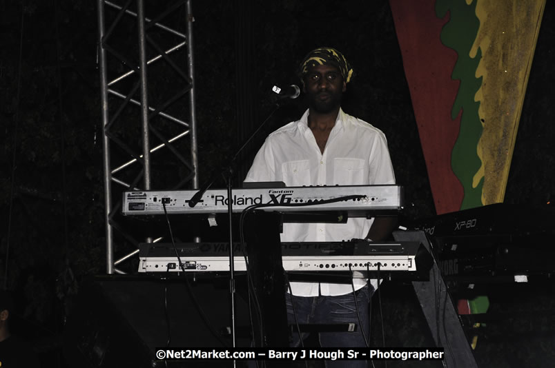 Rootz Underground @ Reggae Sumfest 2008 International Night 2, Catherine Hall, Montego Bay - Saturday, July 19, 2008 - Reggae Sumfest 2008 July 13 - July 19, 2008 - Photographs by Net2Market.com - Barry J. Hough Sr. Photojournalist/Photograper - Photographs taken with a Nikon D300 - Negril Travel Guide, Negril Jamaica WI - http://www.negriltravelguide.com - info@negriltravelguide.com...!