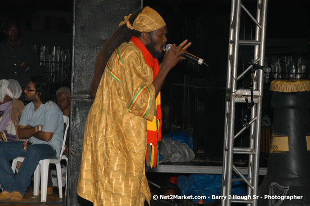 History Man - Smile Jamaica, Nine Miles, St Anns, Jamaica - Saturday, February 10, 2007 - The Smile Jamaica Concert, a symbolic homecoming in Bob Marley's birthplace of Nine Miles - Negril Travel Guide, Negril Jamaica WI - http://www.negriltravelguide.com - info@negriltravelguide.com...!