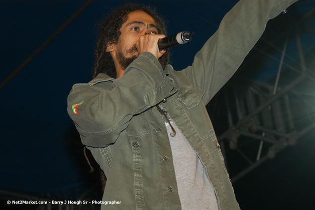 The Marley Brother's - Damian, Stephen, Julian, and Kimani - Smile Jamaica, Nine Miles, St Anns, Jamaica - Saturday, February 10, 2007 - The Smile Jamaica Concert, a symbolic homecoming in Bob Marley's birthplace of Nine Miles - Negril Travel Guide, Negril Jamaica WI - http://www.negriltravelguide.com - info@negriltravelguide.com...!