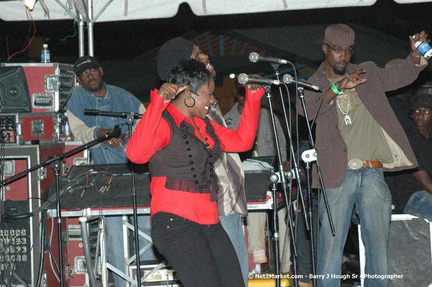 Wayne Marshall - Smile Jamaica, Nine Miles, St Anns, Jamaica - Saturday, February 10, 2007 - The Smile Jamaica Concert, a symbolic homecoming in Bob Marley's birthplace of Nine Miles - Negril Travel Guide, Negril Jamaica WI - http://www.negriltravelguide.com - info@negriltravelguide.com...!