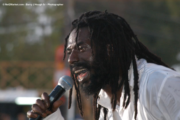 Buju Banton - Red Stripe Reggae Sumfest 2006 - The Summit - Jamaica's Greatest, The World's Best - Saturday, July 22, 2006 - Montego Bay, Jamaica - Negril Travel Guide, Negril Jamaica WI - http://www.negriltravelguide.com - info@negriltravelguide.com...!